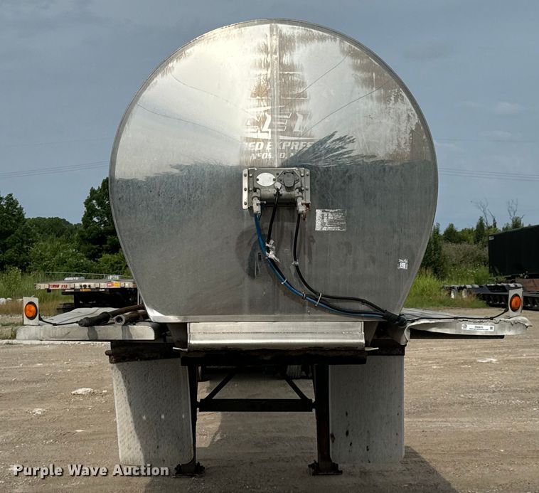 image for item DX0676 1993 Walker Stainless tank trailer