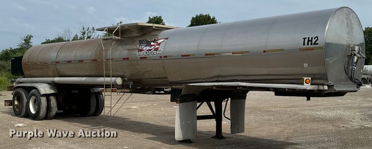 image for item DX0676 1993 Walker Stainless tank trailer