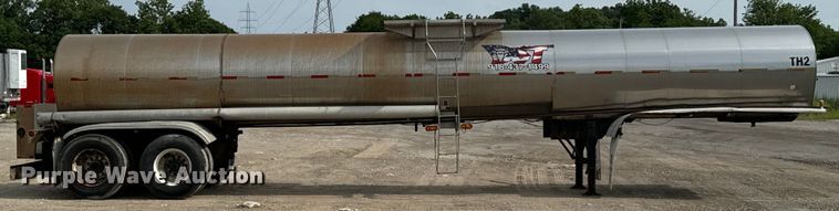 image for item DX0676 1993 Walker Stainless tank trailer