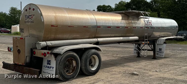 image for item DX0676 1993 Walker Stainless tank trailer