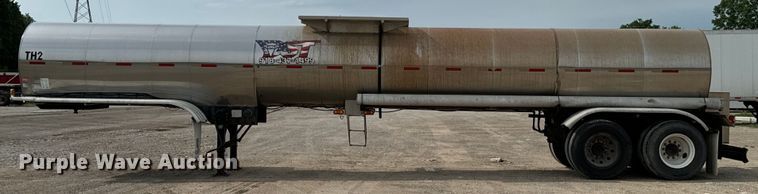 image for item DX0676 1993 Walker Stainless tank trailer