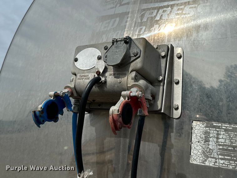 image for item DX0676 1993 Walker Stainless tank trailer