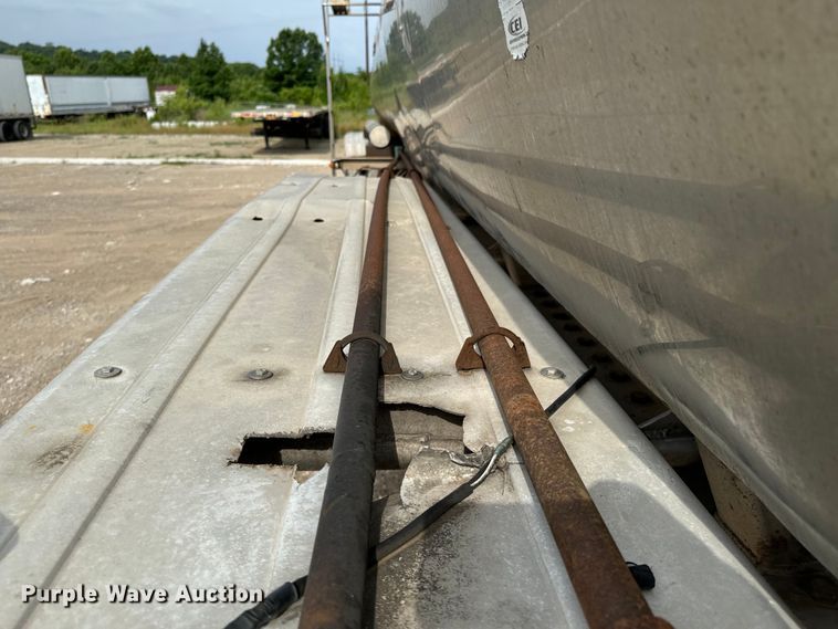 image for item DX0676 1993 Walker Stainless tank trailer