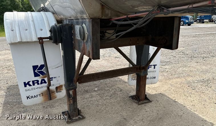 image for item DX0676 1993 Walker Stainless tank trailer