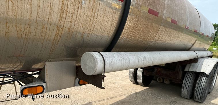 image for item DX0676 1993 Walker Stainless tank trailer