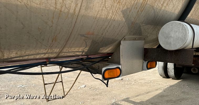 image for item DX0676 1993 Walker Stainless tank trailer