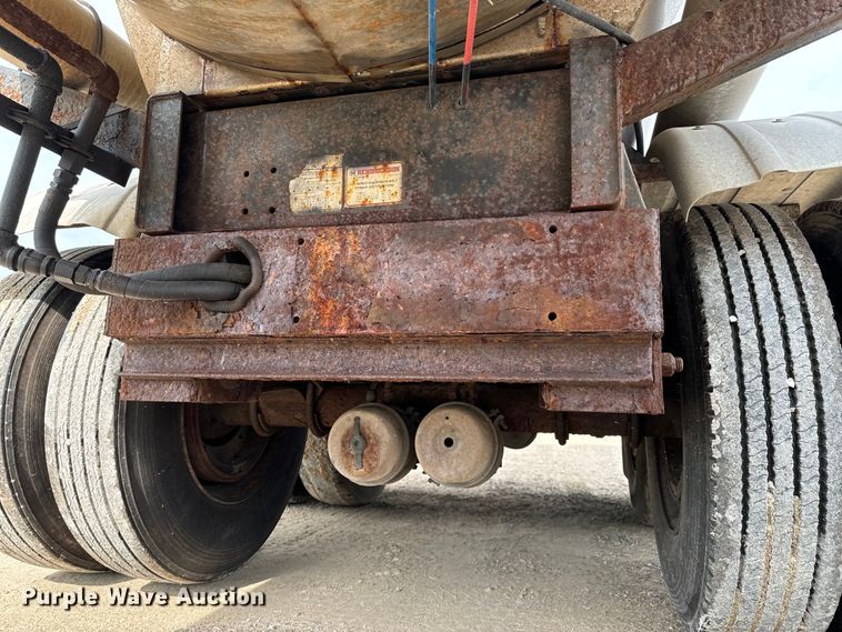 image for item DX0676 1993 Walker Stainless tank trailer