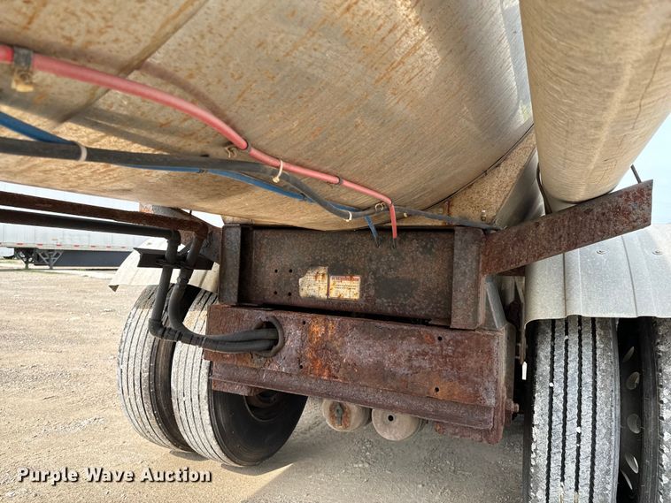 image for item DX0676 1993 Walker Stainless tank trailer