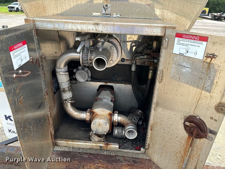 image for item DX0676 1993 Walker Stainless tank trailer