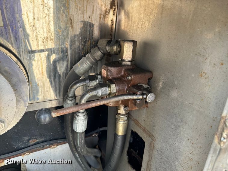 image for item DX0676 1993 Walker Stainless tank trailer