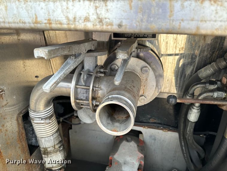 image for item DX0676 1993 Walker Stainless tank trailer