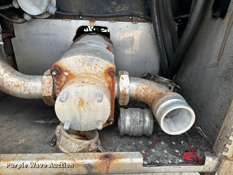 image for item DX0676 1993 Walker Stainless tank trailer