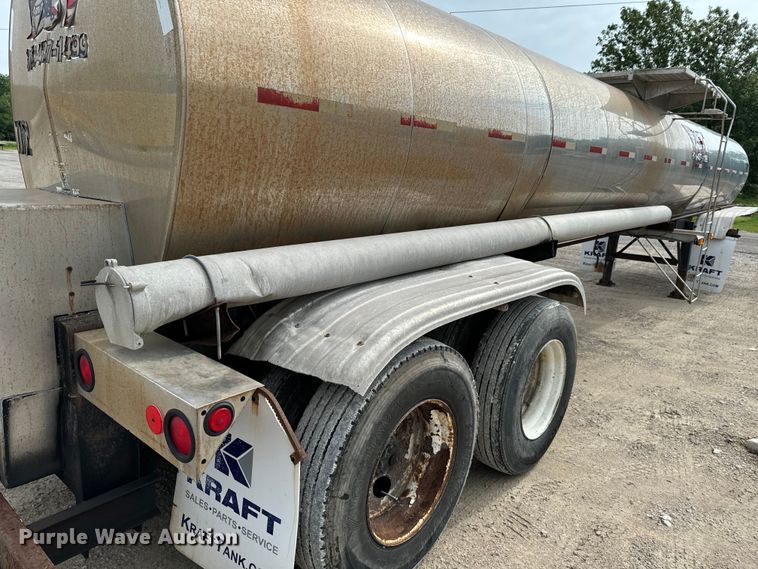 image for item DX0676 1993 Walker Stainless tank trailer