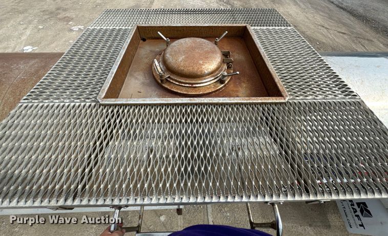 image for item DX0676 1993 Walker Stainless tank trailer