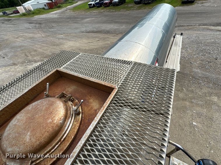 image for item DX0676 1993 Walker Stainless tank trailer