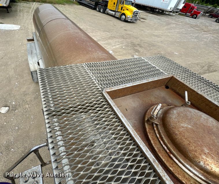 image for item DX0676 1993 Walker Stainless tank trailer