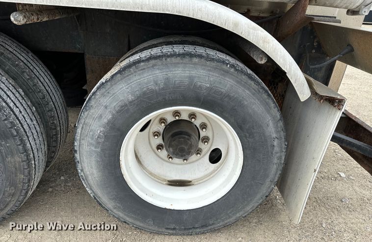 image for item DX0676 1993 Walker Stainless tank trailer