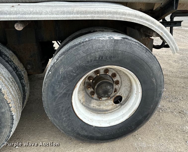 image for item DX0676 1993 Walker Stainless tank trailer