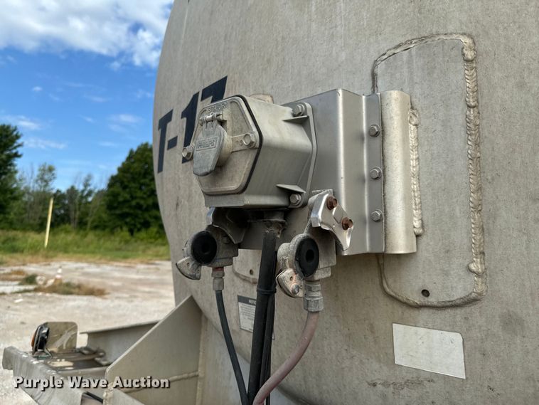 image for item DX0796 2013 Polar tank trailer