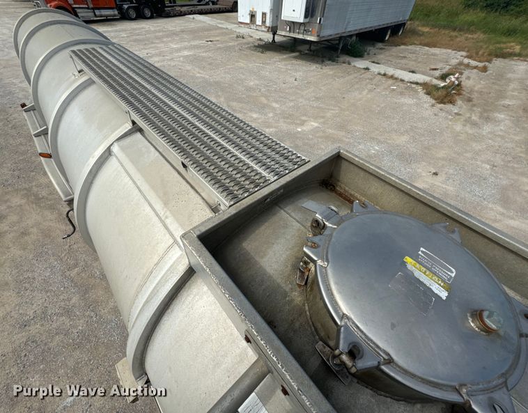 image for item DX0796 2013 Polar tank trailer