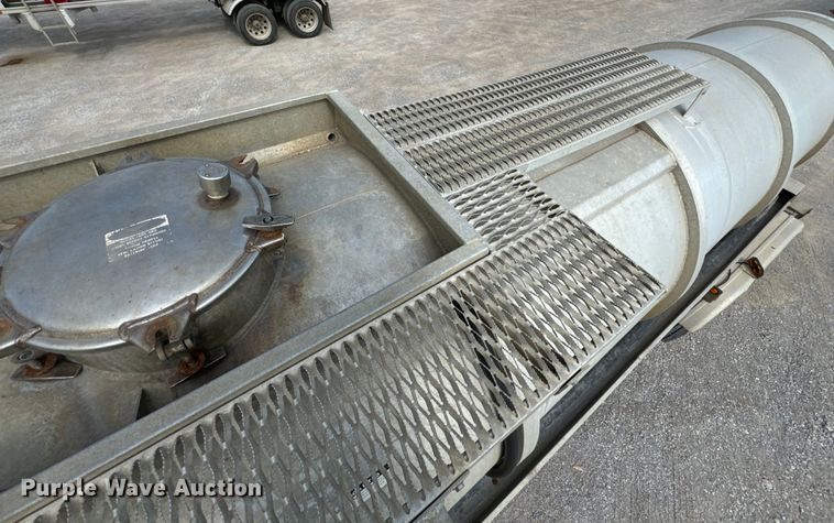 image for item DX0797 2016 Polar tank trailer