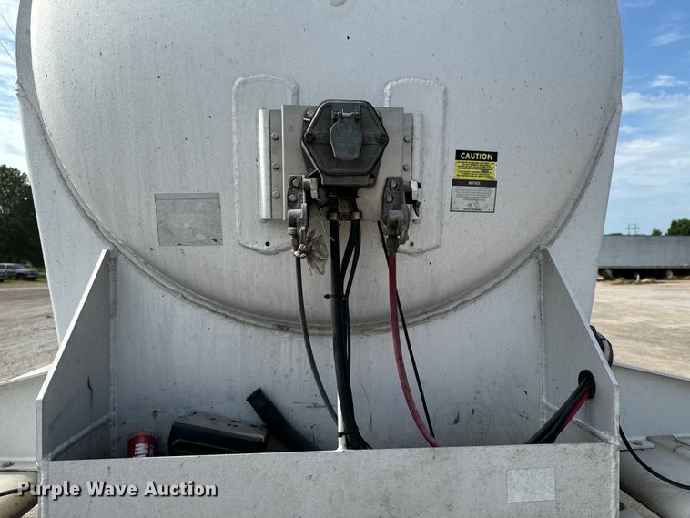 image for item DX0798 2014 Polar tank trailer