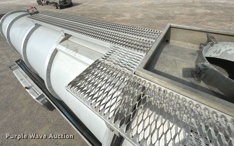 image for item DX0798 2014 Polar tank trailer