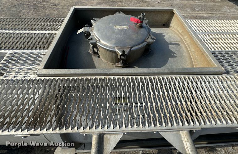 image for item DX0799 2015 Polar tank trailer