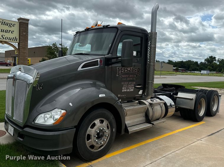 image for item EE7471 2015 Kenworth  T680 semi truck