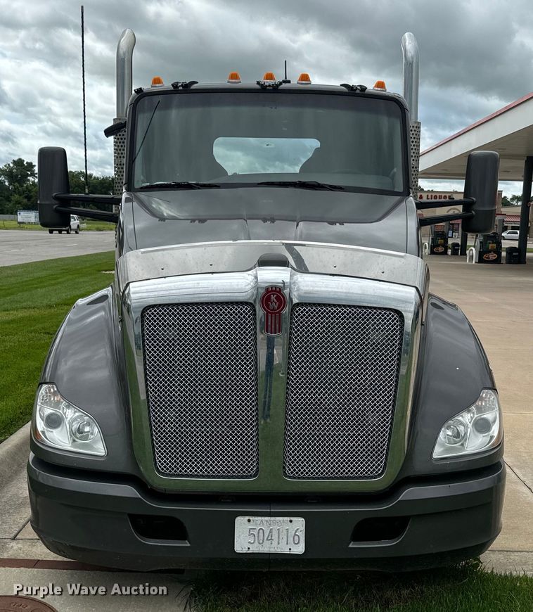image for item EE7471 2015 Kenworth  T680 semi truck