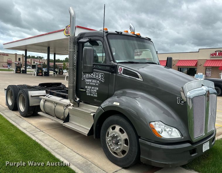 image for item EE7471 2015 Kenworth  T680 semi truck