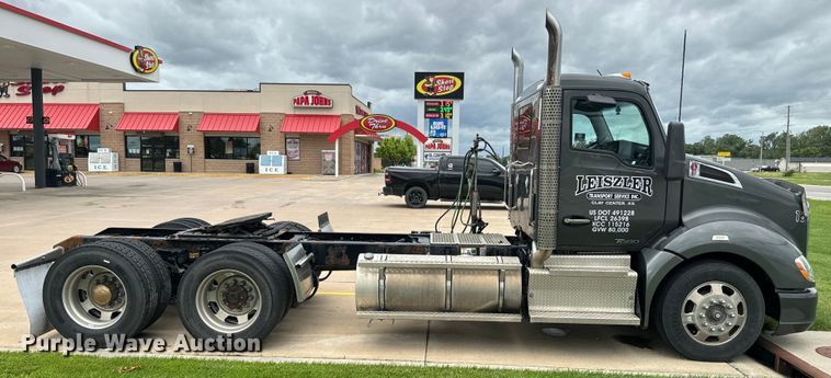 image for item EE7471 2015 Kenworth  T680 semi truck