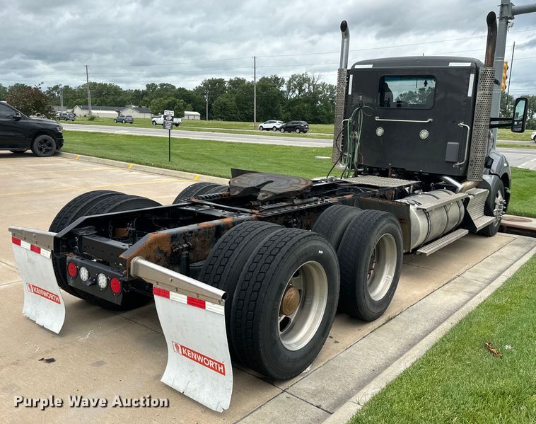 image for item EE7471 2015 Kenworth  T680 semi truck