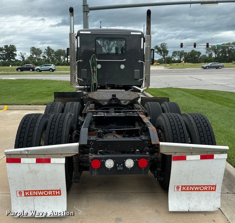 image for item EE7471 2015 Kenworth  T680 semi truck