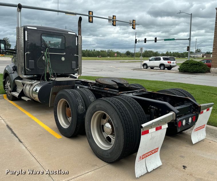 image for item EE7471 2015 Kenworth  T680 semi truck