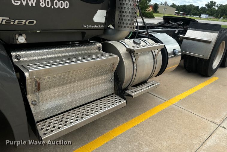 image for item EE7471 2015 Kenworth  T680 semi truck