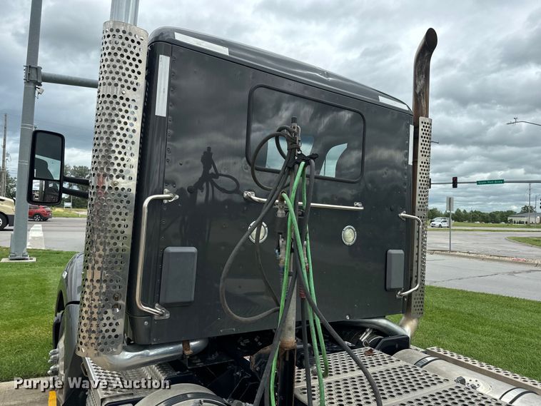image for item EE7471 2015 Kenworth  T680 semi truck