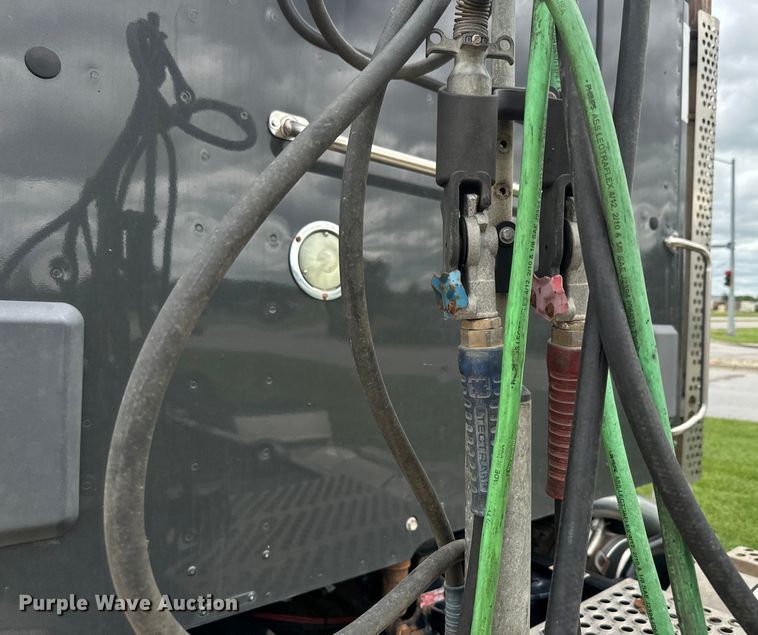 image for item EE7471 2015 Kenworth  T680 semi truck