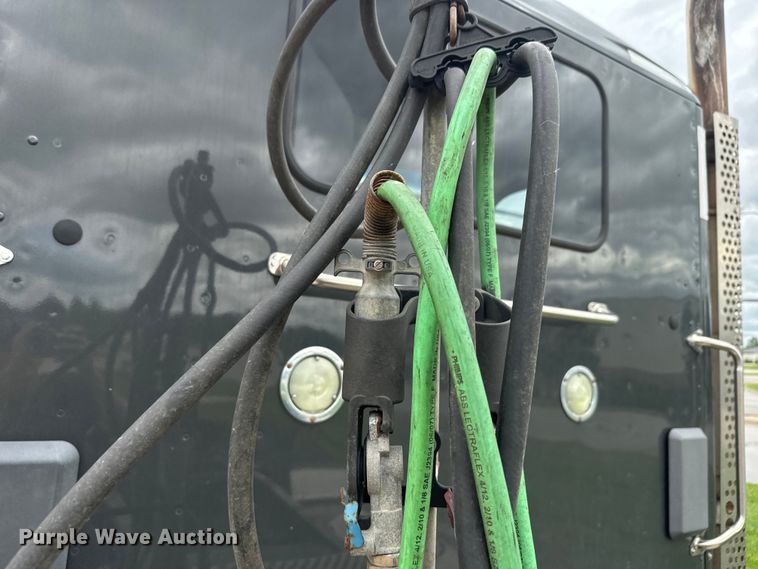 image for item EE7471 2015 Kenworth  T680 semi truck