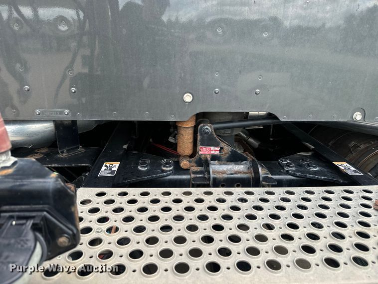 image for item EE7471 2015 Kenworth  T680 semi truck