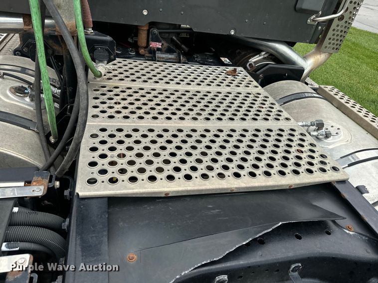 image for item EE7471 2015 Kenworth  T680 semi truck