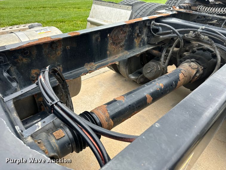 image for item EE7471 2015 Kenworth  T680 semi truck