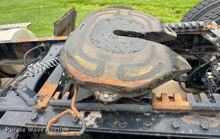 image for item EE7471 2015 Kenworth  T680 semi truck