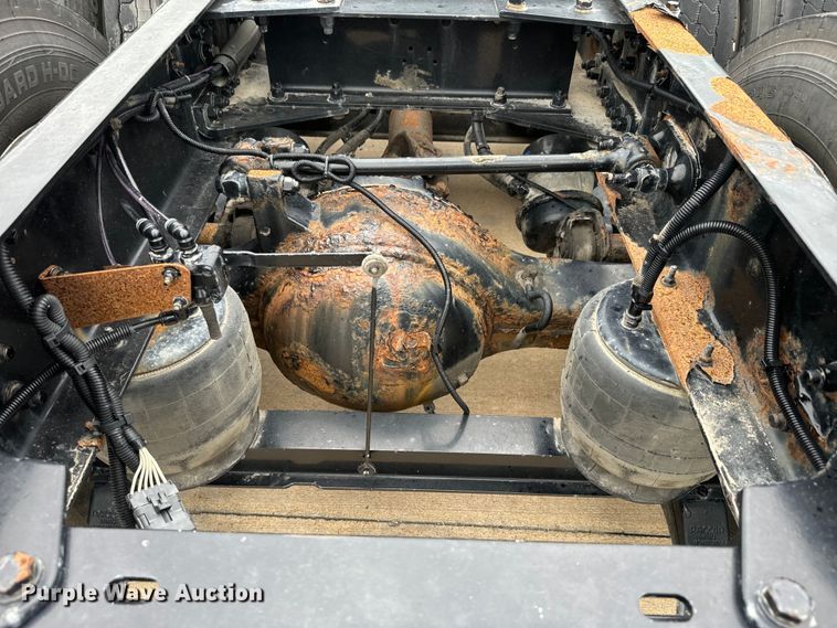 image for item EE7471 2015 Kenworth  T680 semi truck