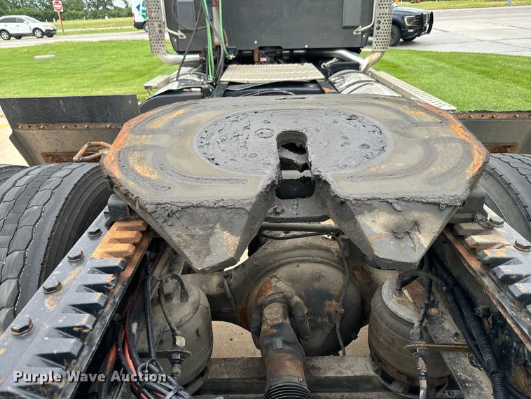 image for item EE7471 2015 Kenworth  T680 semi truck