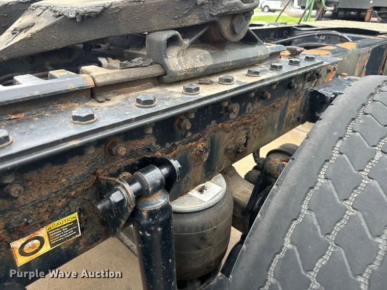 image for item EE7471 2015 Kenworth  T680 semi truck