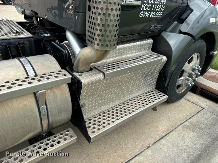 image for item EE7471 2015 Kenworth  T680 semi truck