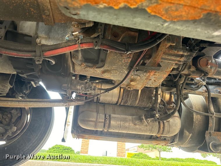 image for item EE7471 2015 Kenworth  T680 semi truck