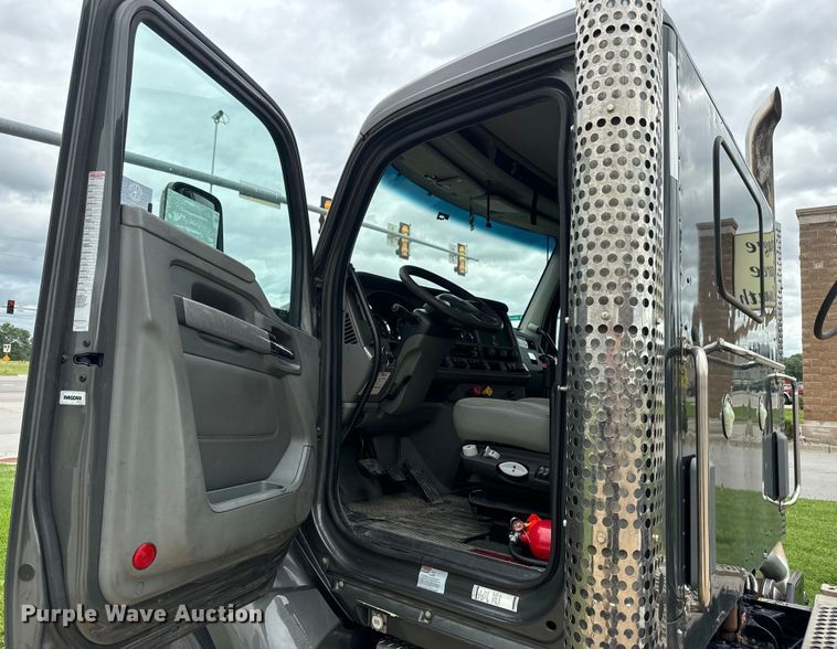 image for item EE7471 2015 Kenworth  T680 semi truck