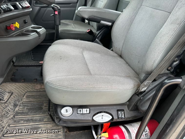 image for item EE7471 2015 Kenworth  T680 semi truck